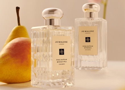 Cologne English Pear & Freesia in flacone scanalato su un tavolo